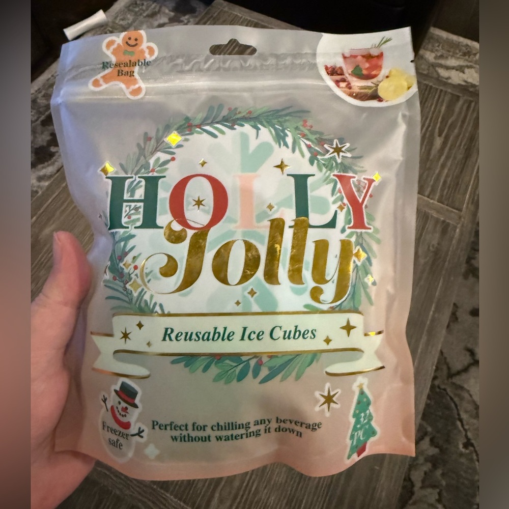 NWT Holly Jolly set of 32 reusable ice cube set